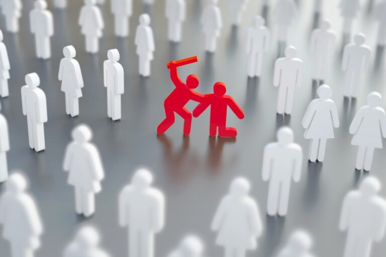 Эффект наблюдателя: как присутствие других снижает готовность помочь